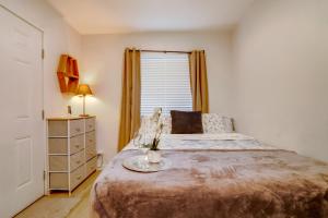莫雷诺谷Nurse-Ready Rental 10 Mi to Dtwn Riverside!的一间卧室，里面有一张床和一扇窗户。