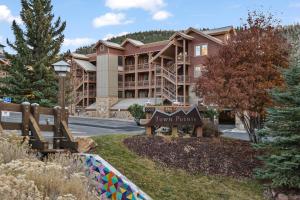 un hotel con un cartello di fronte a un cortile di Town Point Condos by Park City Vacations a Park City