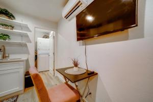 莫雷诺谷Nurse-Ready Rental 10 Mi to Dtwn Riverside!的小厨房配有小桌子和水槽