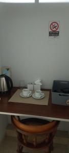 een tafel met twee borden en een bord aan de muur bij GR Hotel in La Rioja