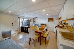 Χώρος καθιστικού στο 5 Mi to Dtwn Riverside and Hospital! Remote-Work Hub