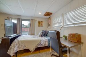 Ένα ή περισσότερα κρεβάτια σε δωμάτιο στο 5 Mi to Dtwn Riverside and Hospital! Remote-Work Hub