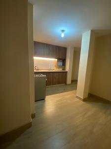 Η κουζίνα ή μικρή κουζίνα στο Departamento moderno con parking cerca de la Plaza de Armas +10 φωτογραφίες