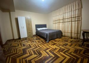 Ένα ή περισσότερα κρεβάτια σε δωμάτιο στο Departamento moderno con parking cerca de la Plaza de Armas