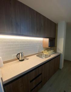 Η κουζίνα ή μικρή κουζίνα στο Departamento moderno con parking cerca de la Plaza de Armas