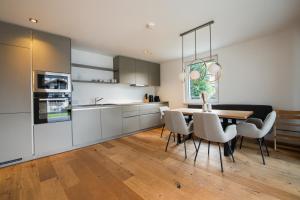 Η κουζίνα ή μικρή κουζίνα στο HEAVEN 7 SUITE - AlpenLuxus Collection