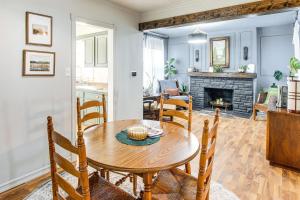 Posezení v ubytování Updated and Charming! Waterloo Home with Patio + 18 fotografií