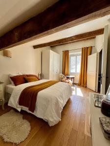 een slaapkamer met een groot bed in een kamer bij Nid douillet sous les toits bourguignons in Dijon