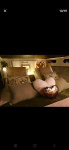 Postel nebo postele na pokoji v ubytování Le carpe diem bateau chauffe toute l'année + 55 fotografií