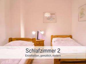 Ένα ή περισσότερα κρεβάτια σε δωμάτιο στο Salzkammergut Homes Gmunden - Haus am Fluss, ruhige zentrale Lage, Waldblick - ideal für Familien und Ruhe Suchende