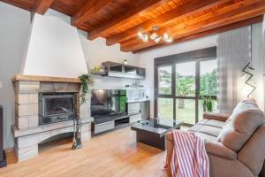 La Campachalet en san justo的带沙发和壁炉的客厅