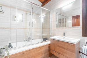 La Campachalet en san justo的带浴缸、水槽和淋浴的浴室 更多9张照片