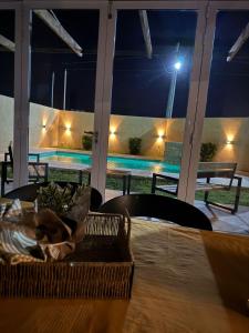 una mesa y sillas en un patio por la noche en Esmeralda, en San Benito