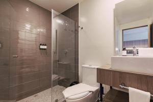 Un baño de Stylish apartments by VIATO HOMES 97 fotos más