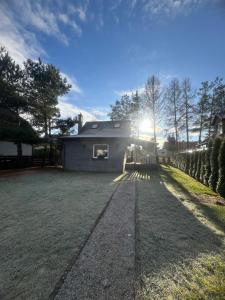 斯特日察Domek Helenka的院子前有围栏的房子