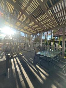 斯特日察Domek Helenka的凉亭下有桌椅的露台