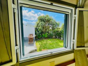 une fenêtre avec vue sur la cour dans l'établissement Sea Roots "Garden Zone ", à Mosteiros 60 autres photos