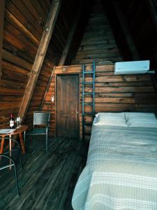 a bedroom with a bed in a wooden cabin at Cabañas Hacienda de Letras in Pabellón de Arteaga