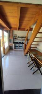 eine große Küche mit einer Treppe in einem Haus in der Unterkunft Recanto da Dina in Prado