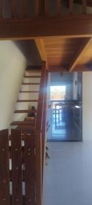 eine Treppe in einem Haus mit einer Küche im Hintergrund in der Unterkunft Recanto da Dina in Prado + 7 Fotos