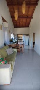 ein Wohnzimmer mit Sofa und Tisch in der Unterkunft Recanto da Dina in Prado