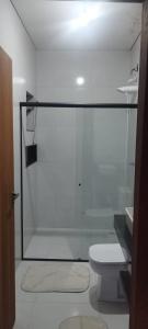 ein weißes Badezimmer mit Dusche und Toilette in der Unterkunft Recanto da Dina in Prado