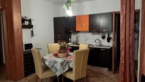 a kitchen with a table with chairs and a sink at Sakura B&B Franciacorta in Cologne
