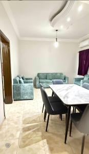 a living room with a table and a couch at فندق فؤاد علي العذي للشقق المخدومه in Taif