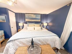 Buck CreekLanding On Lake Time-lakefront 4bd2badockdeck的卧室里有一张大床，墙壁是蓝色的