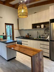 eine Küche mit einer hölzernen Arbeitsplatte in einem Zimmer in der Unterkunft Refugio en Los Arrayanes in Valdivia