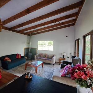 ein Wohnzimmer mit Sofa und Tisch in der Unterkunft Refugio en Los Arrayanes in Valdivia