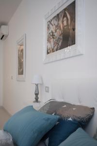 - une chambre avec un lit et une photo sur le mur dans l'établissement Artist's suite, à Bari