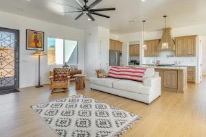 Køkken eller tekøkken på Peaceful Mtn Views! Pet-Friendly Patagonia Getaway