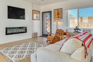 Et tv og/eller underholdning på Peaceful Mtn Views! Pet-Friendly Patagonia Getaway