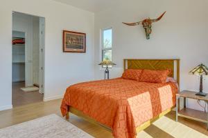 En eller flere senge i et værelse på Peaceful Mtn Views! Pet-Friendly Patagonia Getaway