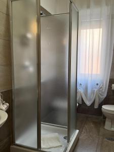 una cabina de ducha en un baño con inodoro en Moravita B&B, en San Tammaro
