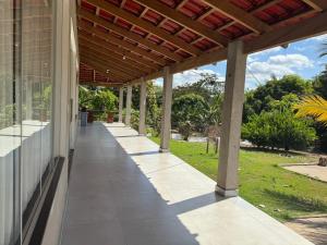 een lege veranda van een huis met een pergola bij Refúgio na natureza in Parauapebas