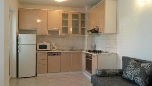una pequeña cocina con nevera y microondas en Apartments Aria, en Stari Grad