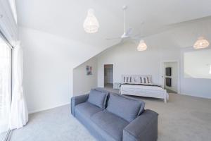 Unit 8 8- 10 Electra Parade Harrington في Manning Point: غرفة معيشة مع أريكة وسرير +27 صورة