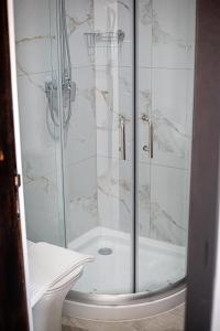 una ducha con puerta de cristal en un baño en Birzebbuga Sunset, en Birżebbuġa 19 fotos más