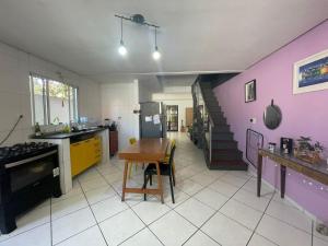 Кухня или мини-кухня в Casa de Praia- Suíte Itaguaré
