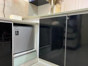 Una puerta de vidrio sobre un mostrador con una ventana. en Cozy Stay Pool Atlantis Residence, en Melaka