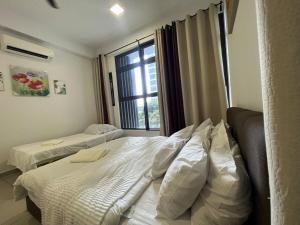 Una habitación de hotel con dos camas y una ventana. en Cozy Stay Pool Atlantis Residence, en Melaka 54 fotos más