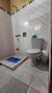 ein Badezimmer mit Toilette und Dusche in der Unterkunft Habitación en Residencia Familiar in Asunción