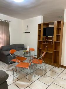 a living room with a glass table and chairs at Confort Ejecutivo Suites Lindavista in Monterrey