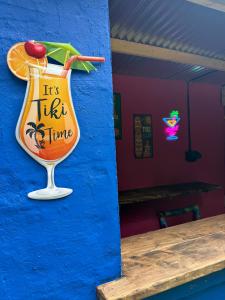 Nápoje v ubytování The Funky Hideaway with Hot Tub