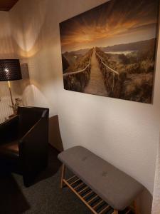 a room with a painting of a bridge on the wall at Apartmentzimmer KEINE MONTEURE in Rheine