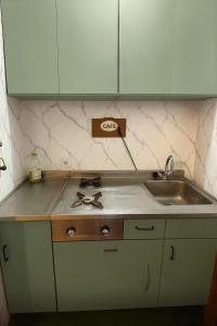 Hermoso departamento con vista a Obelisco lV في بوينس آيرس: سطح عمل للمطبخ مع حوض ومغسلة