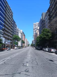 una strada vuota in una città con edifici di Depto Avenida Colón-Mar del Plata a Mar del Plata