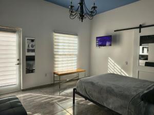 Μια τηλεόραση ή/και κέντρο ψυχαγωγίας στο Ocean View Suite in Gated Community, Kino Bay MX